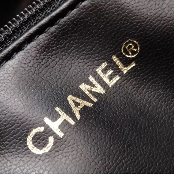 CHANEL CC LOGO STUDDED TOTE BAG - Picture 15 of 16